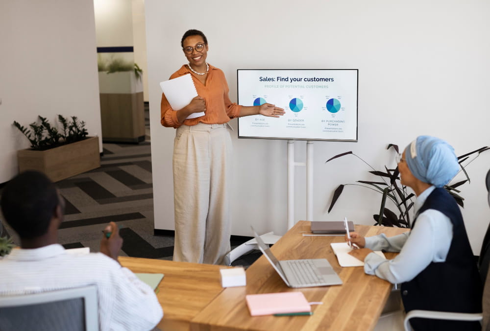 Illustration représentant la formation et le coaching, avec des éléments symbolisant la croissance personnelle et professionnelle.